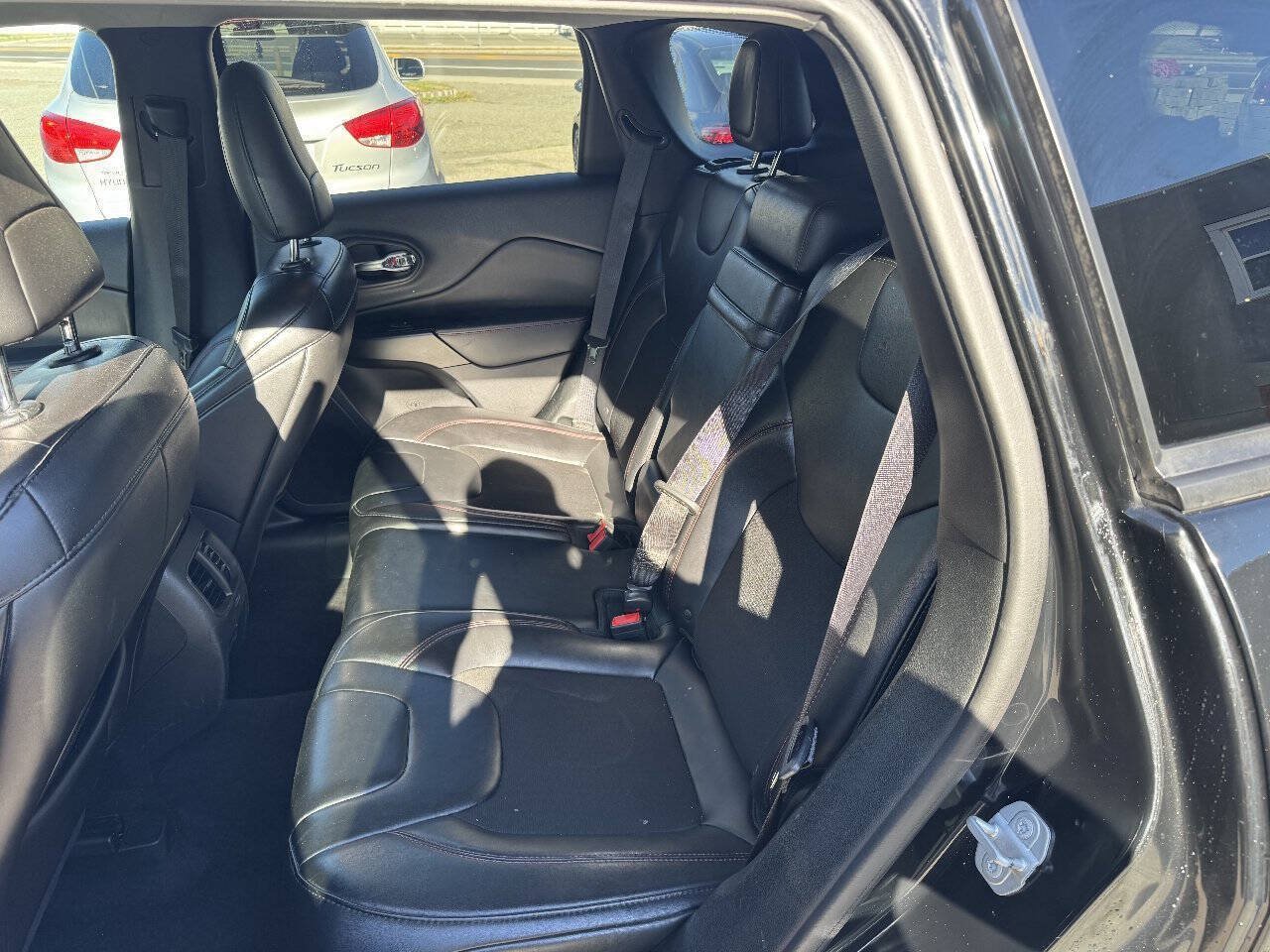 Used 2019 Jeep Cherokee Trailhawk w/ Comfort/Convenience Group AWD/4WD image 28