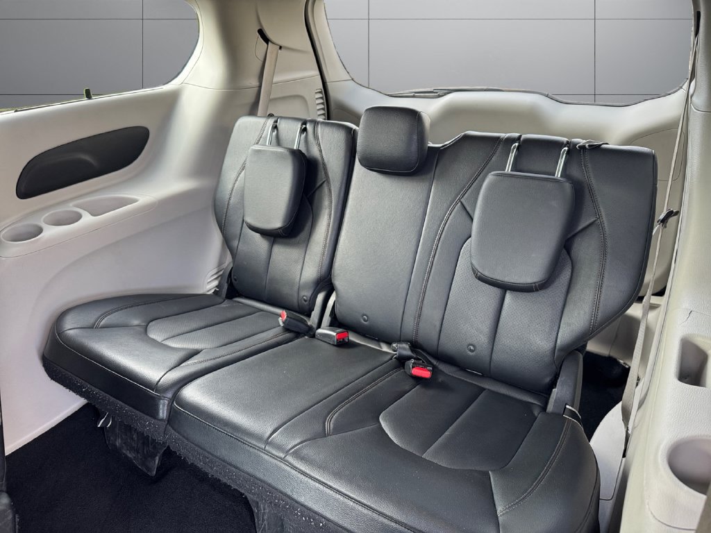 Used 2019 Chrysler Pacifica Touring-L FWD image 16