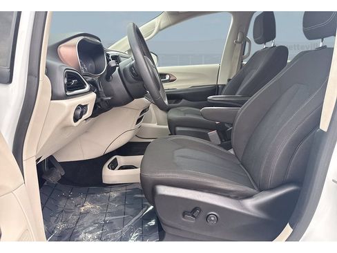 Used 2023 Chrysler Voyager LX FWD image 12