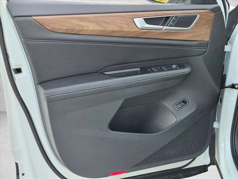Used 2024 Volkswagen Atlas SE w/ Panoramic Sunroof Package FWD image 9