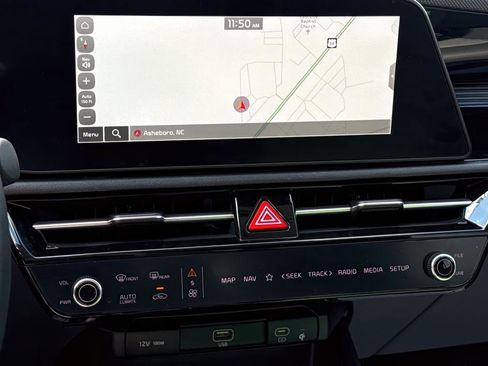 Used 2023 Kia Niro EX image 16