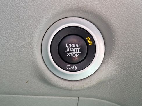 Used 2024 Chrysler Pacifica Touring-L FWD image 27