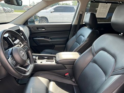 Used 2025 Nissan Pathfinder SL FWD image 7