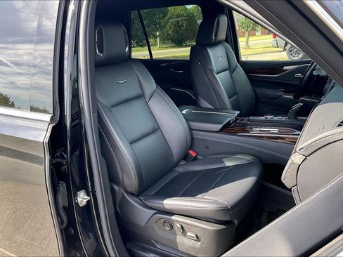 Used 2023 Cadillac Escalade Luxury AWD/4WD image 7