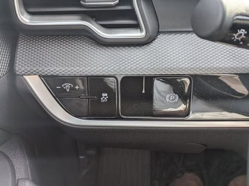 Used 2025 Kia Sportage LX FWD image 22