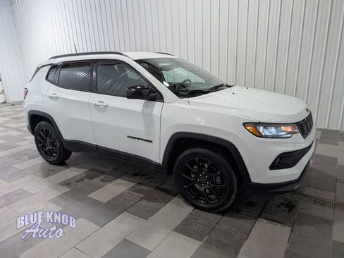 Used 2025 Jeep Compass Latitude w/ Altitude Special Edition AWD/4WD image 5