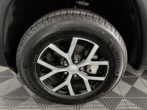 Used 2024 Jeep Grand Cherokee Limited w/ Luxury Tech Group II image 12