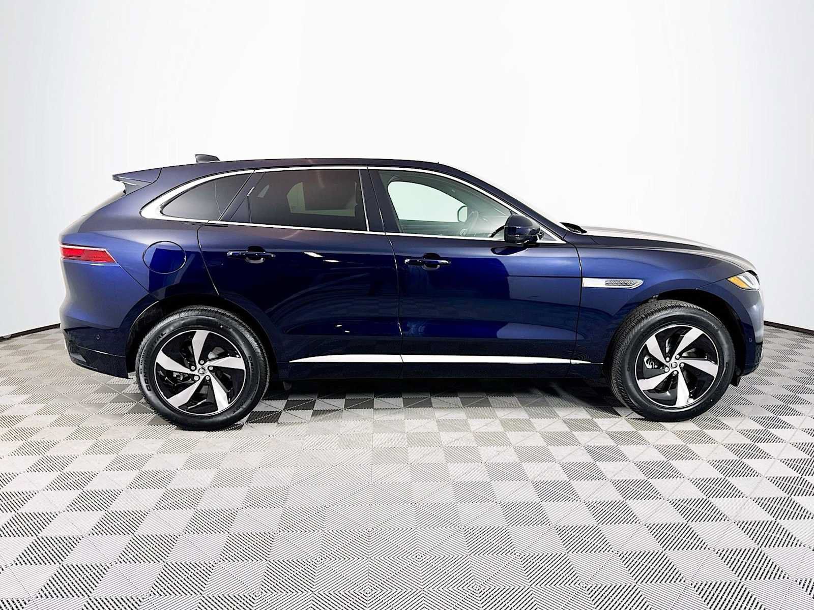 New 2025 Jaguar F-PACE R-Dynamic S AWD/4WD image 4