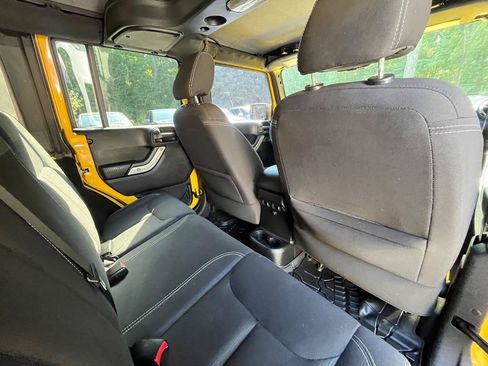 Used 2015 Jeep Wrangler Unlimited Sahara w/ Connectivity Group AWD/4WD image 41