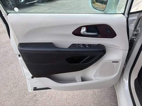 Used 2017 Chrysler Pacifica Limited FWD image 18