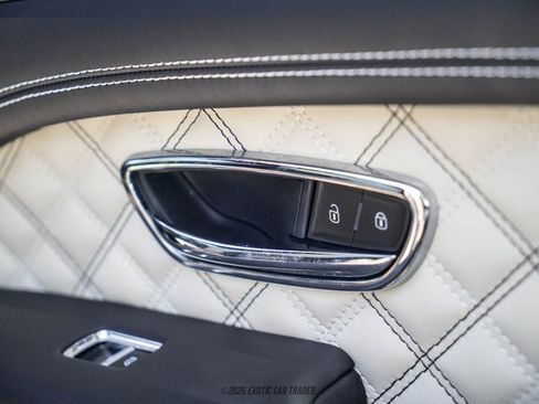 Used 2021 Bentley Bentayga AWD/4WD image 57