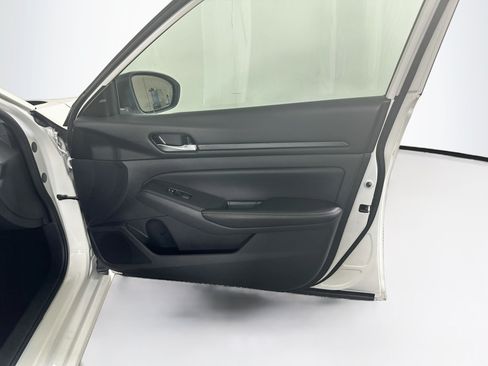 Used 2025 Nissan Altima 2.5 SV FWD image 30