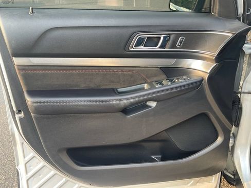 Used 2018 Ford Explorer XLT w/ Equipment Group 202A AWD/4WD image 13