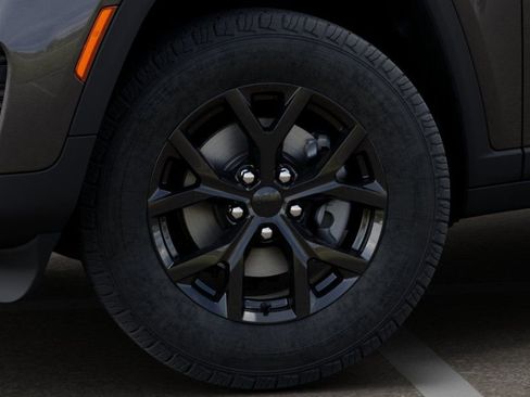 New 2025 Jeep Grand Cherokee Altitude image 8