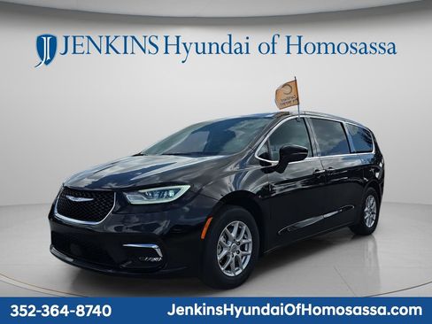 Used 2024 Chrysler Pacifica Touring-L FWD image 10