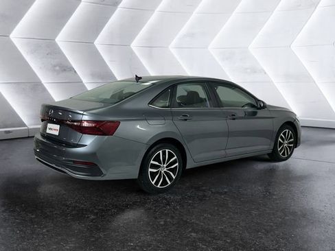 Used 2025 Volkswagen Jetta SE image 4