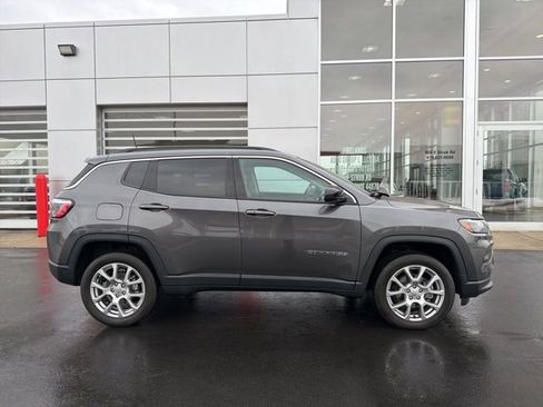 Used 2022 Jeep Compass Latitude image 8