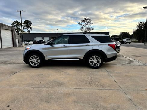 Used 2021 Ford Explorer XLT w/ Equipment Group 202A image 7