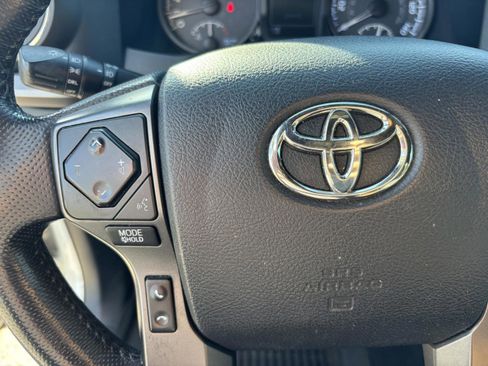 Used 2017 Toyota Tacoma TRD Off-Road image 31