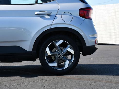 Used 2022 Hyundai Venue SEL FWD image 11