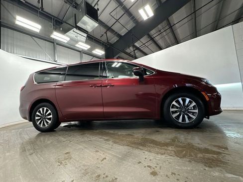 Used 2023 Chrysler Pacifica Touring-L image 3