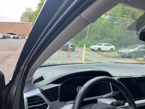 Used 2025 Volkswagen Taos SE image 35