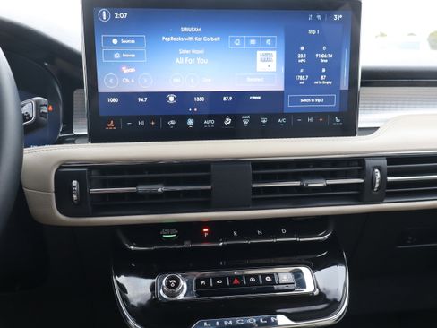 Used 2025 Lincoln Corsair AWD image 18