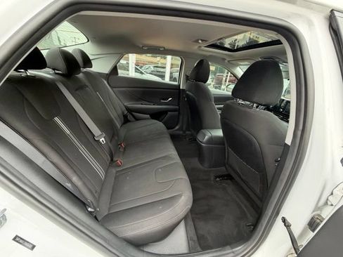 Used 2022 Hyundai Elantra SEL w/ Convenience + Premium Package FWD image 16