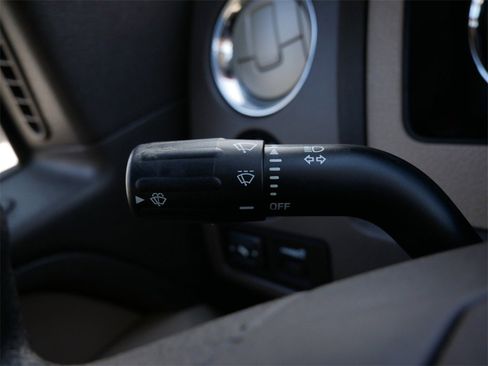 Used 2010 Ford F150 XLT image 25