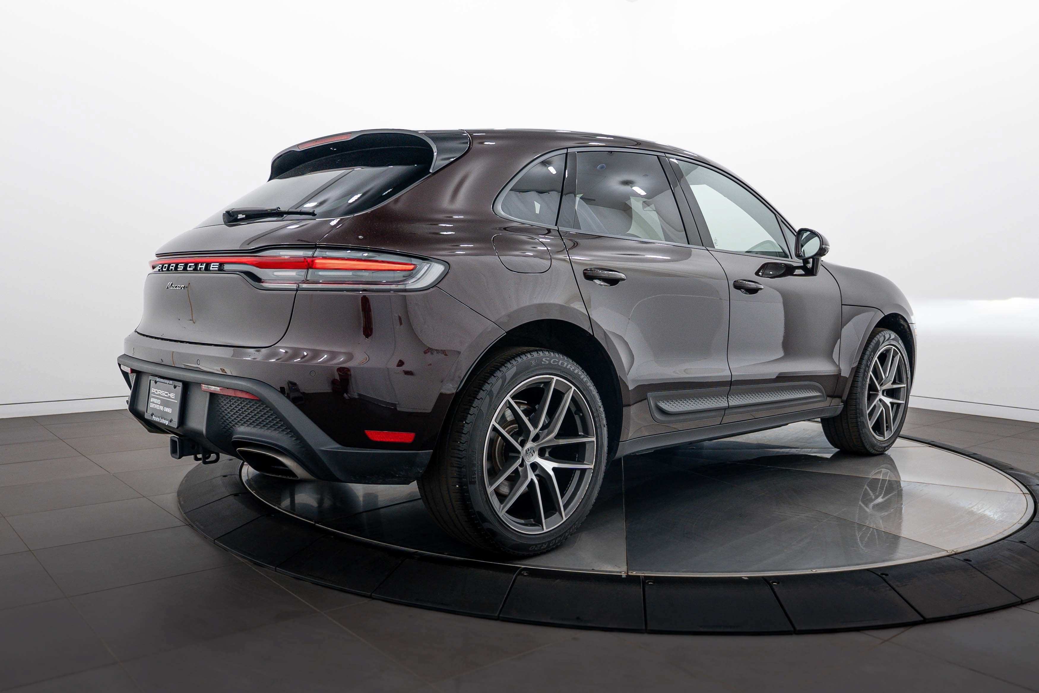 Certified 2023 Porsche Macan AWD/4WD image 7