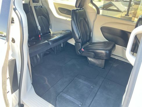 Used 2023 Chrysler Pacifica Touring-L FWD image 18
