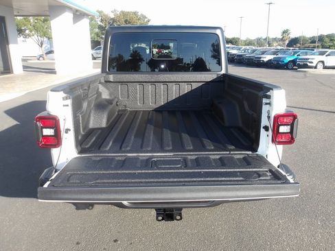 New 2025 Jeep Gladiator Willys image 10