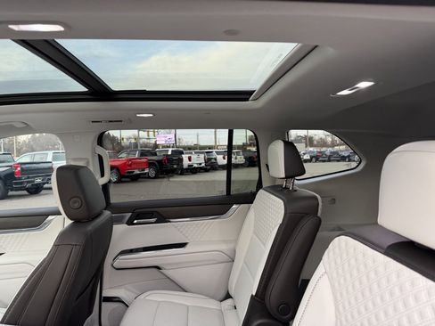 Used 2024 GMC Acadia Denali w/ Super Cruise Package image 8