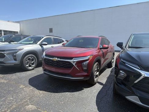 Certified 2025 Chevrolet Trax LT w/ Driver Confidence Package FWD image 2