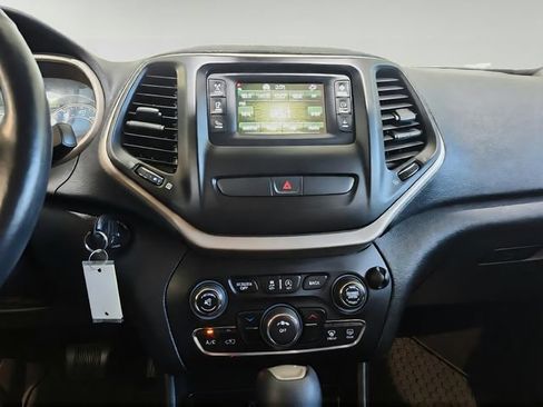 Used 2016 Jeep Cherokee Latitude w/ Cold Weather Group FWD image 15