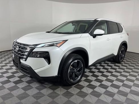 Used 2024 Nissan Rogue SV image 5