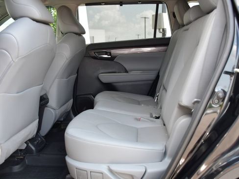 Used 2021 Toyota Highlander Limited AWD/4WD image 19
