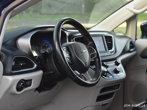 Used 2020 Chrysler Pacifica Touring-L FWD image 17