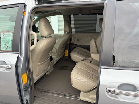 Used 2011 Toyota Sienna XLE image 10