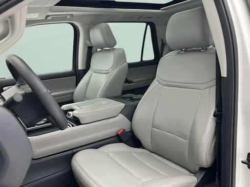 Used 2025 Ford Expedition Active AWD/4WD image 14