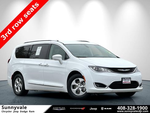 Used 2018 Chrysler Pacifica Touring-L image 1