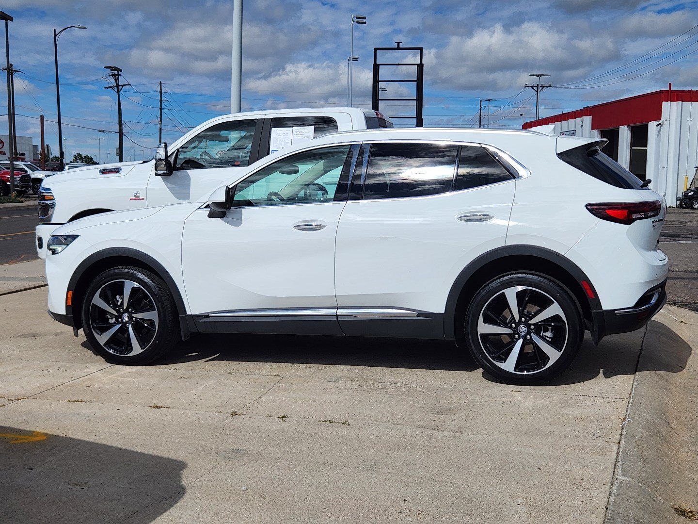 Used 2022 Buick Envision Essence w/ Safety Package AWD/4WD image 2