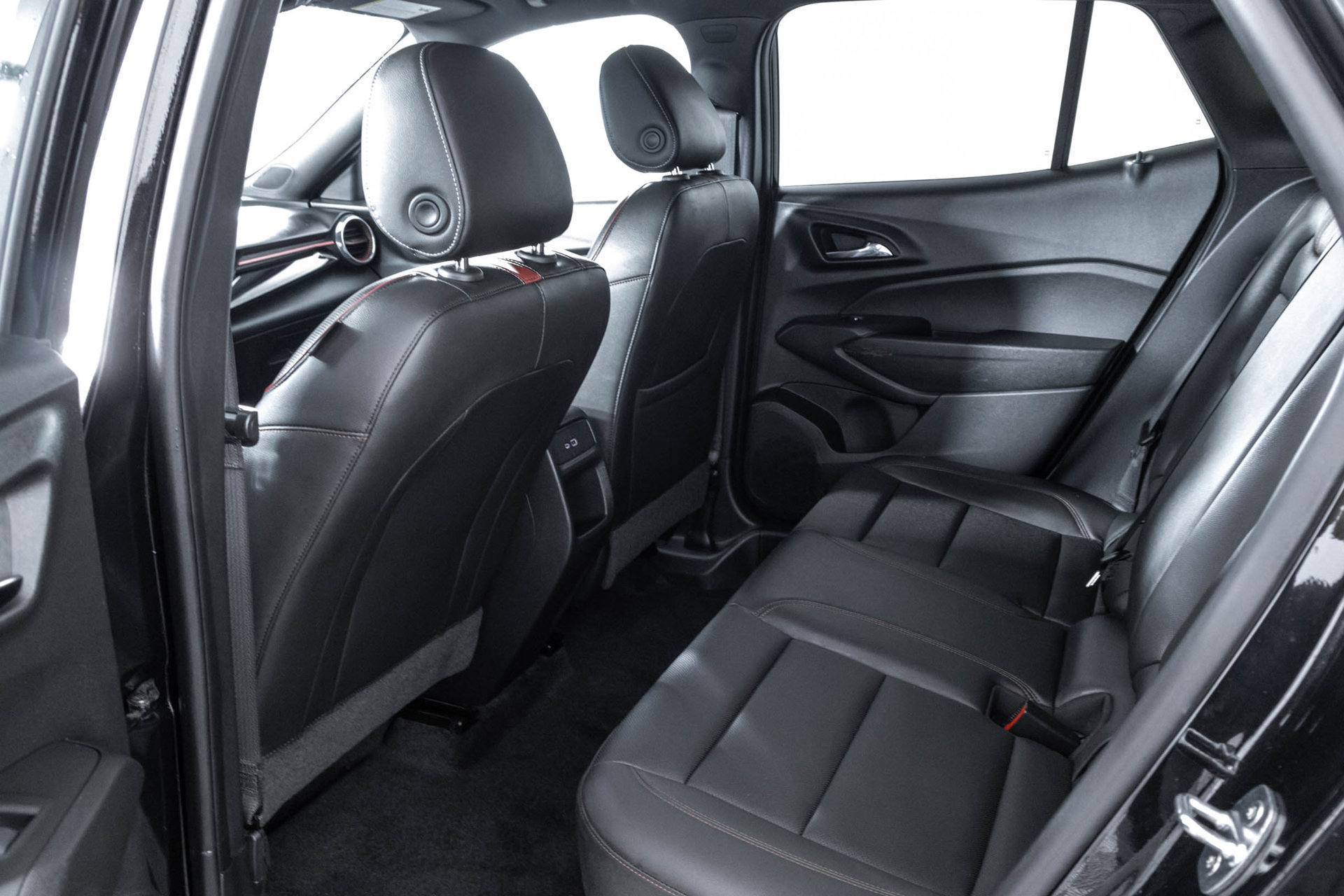 Used 2024 Chevrolet Trax RS w/ Sunroof Package FWD image 34