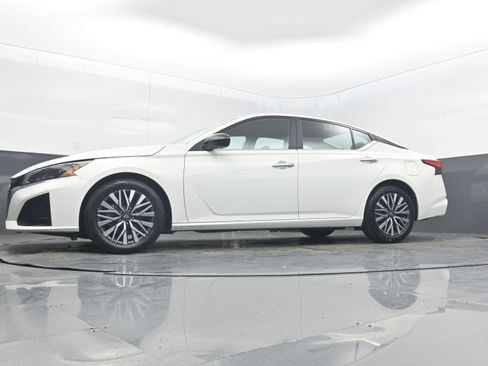 Used 2025 Nissan Altima 2.5 SV FWD image 27