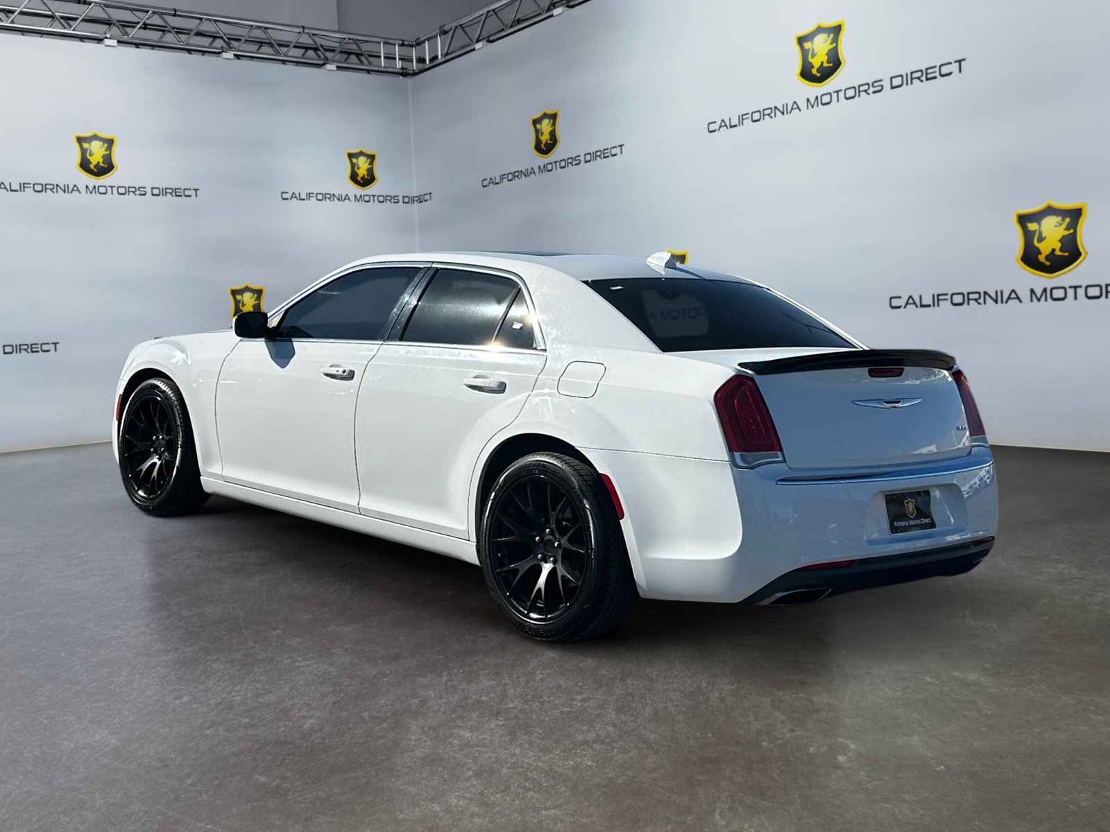 Used 2017 Chrysler 300 Limited w/ Value Package RWD image 3