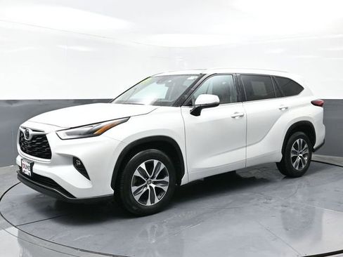 Used 2023 Toyota Highlander XLE FWD image 7