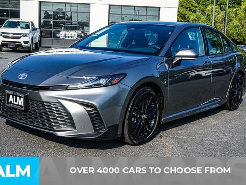 Used 2025 Toyota Camry SE image 3