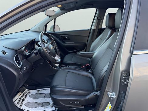 Used 2020 Chevrolet Trax LT w/ Driver Confidence Package AWD/4WD image 11