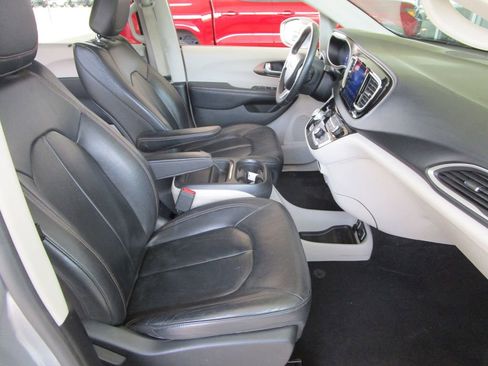 Used 2017 Chrysler Pacifica Touring-L image 19