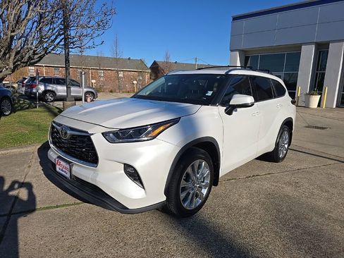 Used 2023 Toyota Highlander Limited image 11